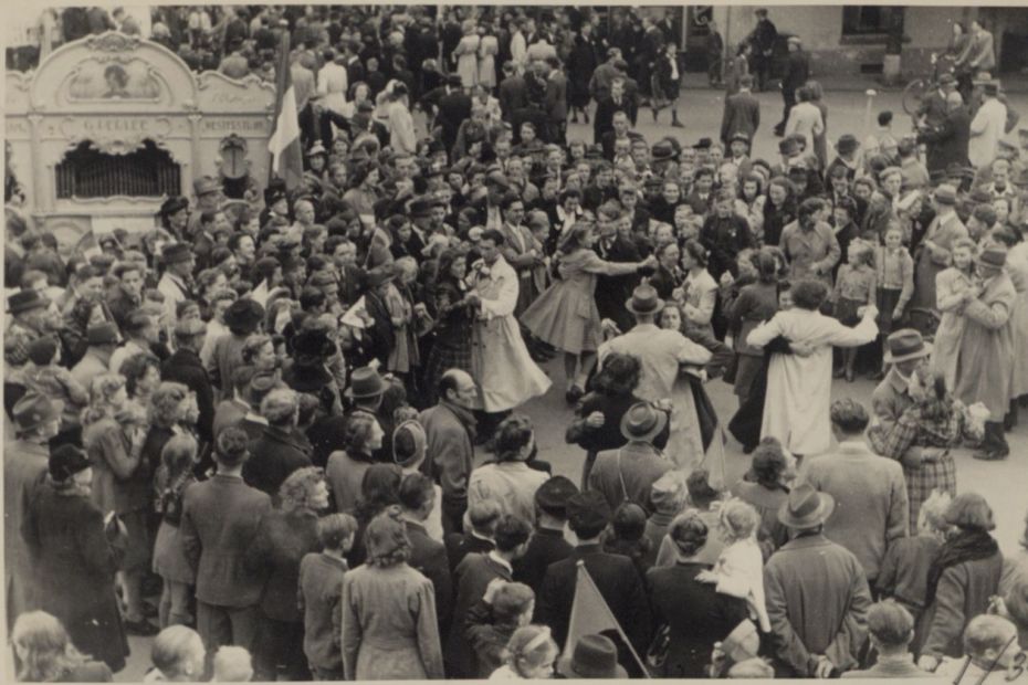 Dansen bij een straatorgel tijdens de bevrijding